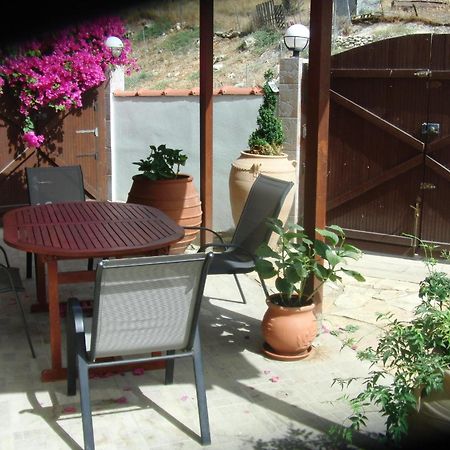 Artemis Appartments Pitsidia Extérieur photo
