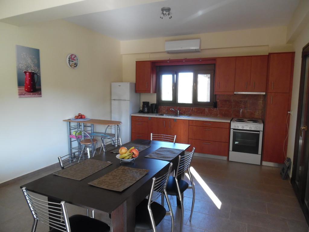 Artemis Appartments Pitsidia Extérieur photo